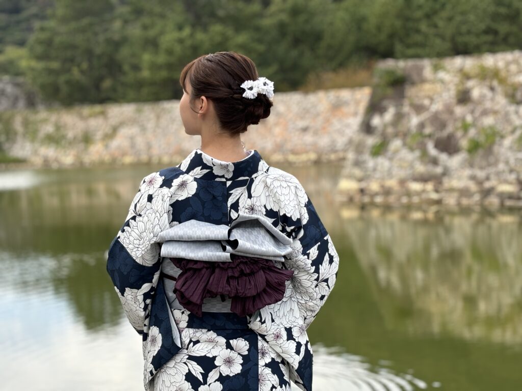 萩城跡の内堀付近で撮影のポージング