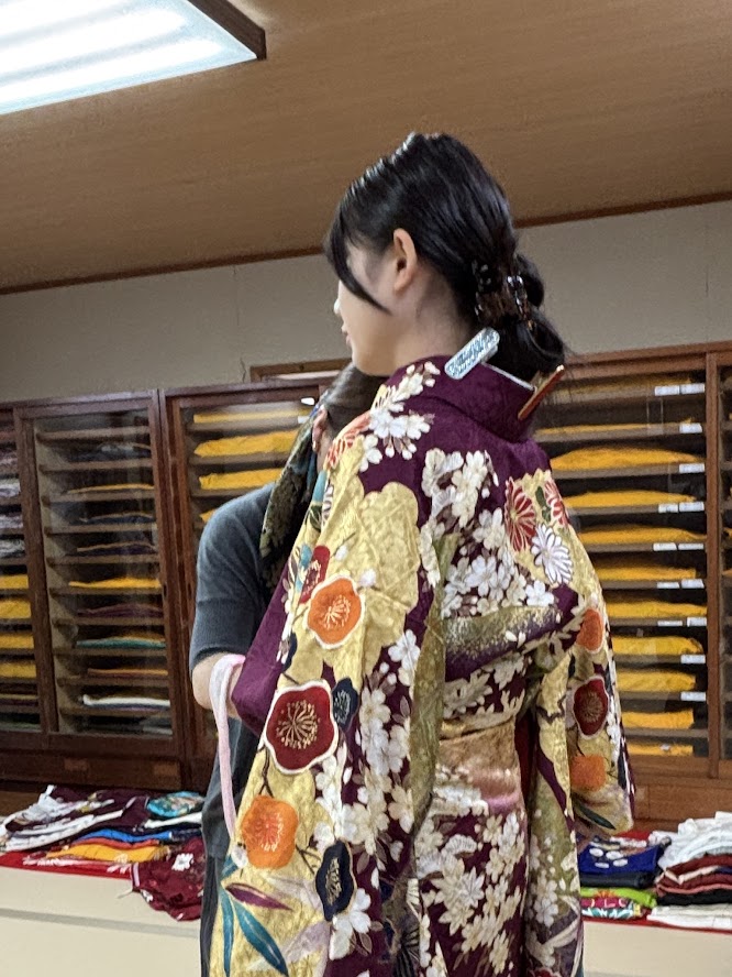 萩ふくやでは、成人式に向けて高校生の振袖っレンタルの試着体験もできます。