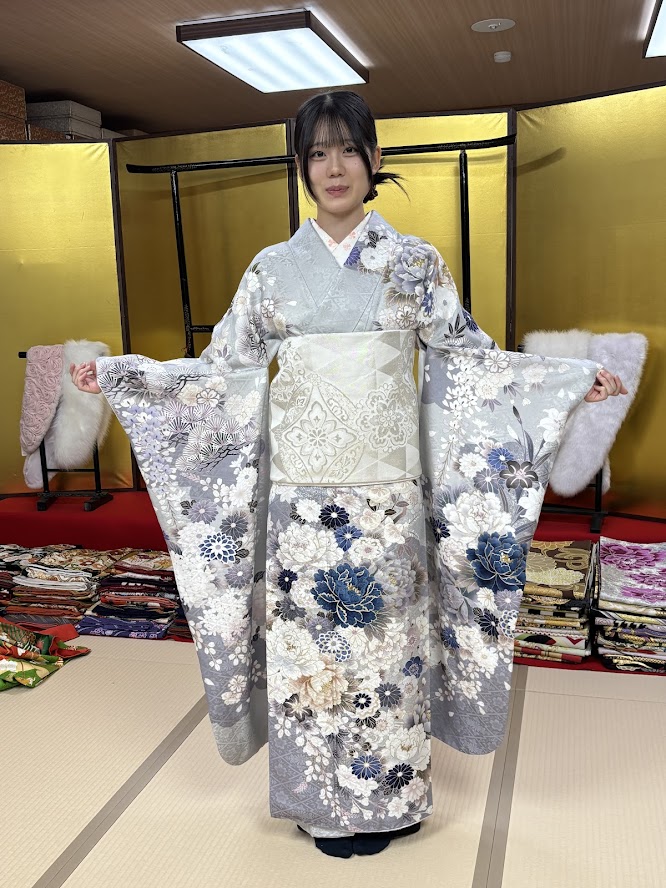 萩ふくやの振袖予約の中で　こんな　くすみ系の振袖が流行っていて、彼女も　とても気に入っていました。