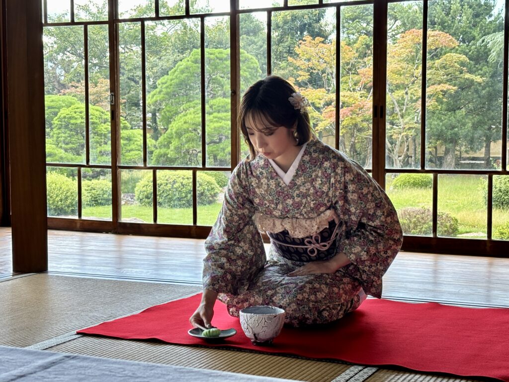 菊屋家住宅の庭の見える部屋で着物姿でお抹茶体験