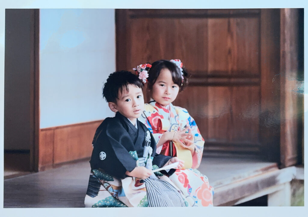 縁側に座ってポーズをとる かわいい子供