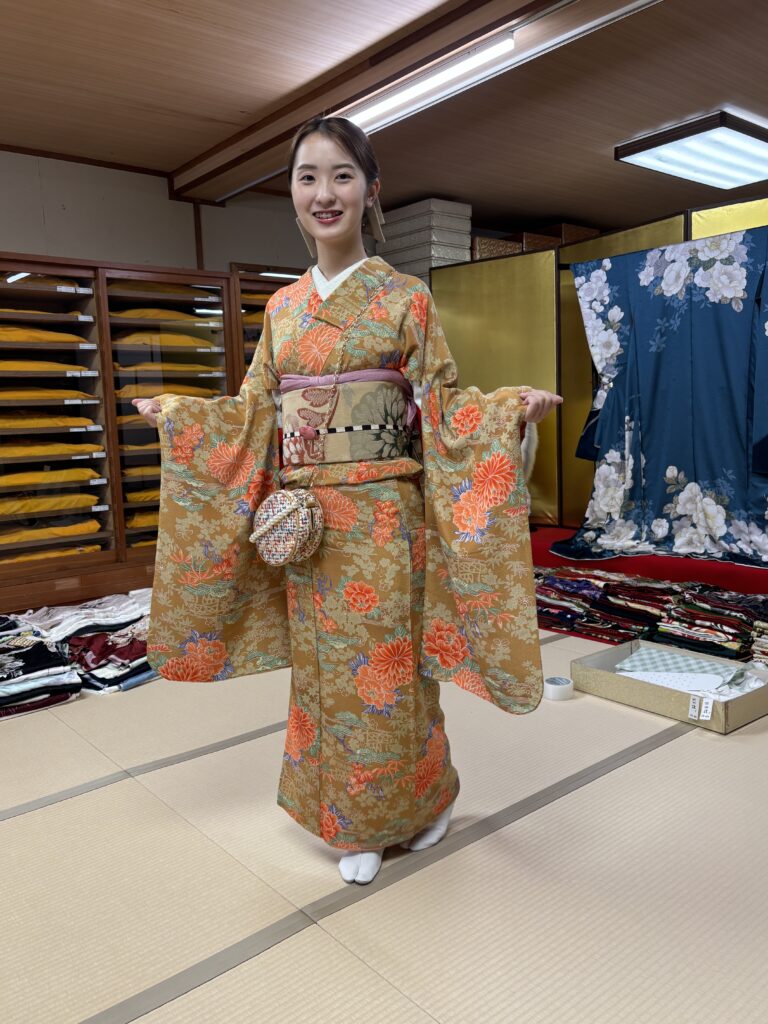 レトロ着物を着たお嬢様