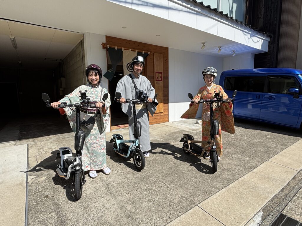 着物を着て萩の街を着物を着替えて電動キックボードで走る