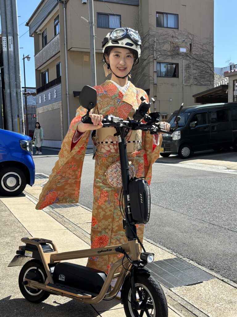 キックボードに乗って萩の街を走る