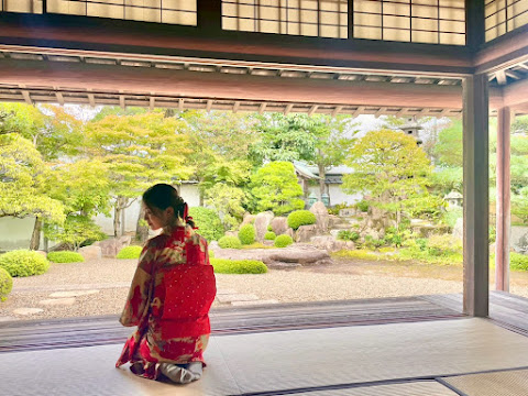 菊屋家住宅の着物が映える日本庭園