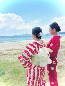 海を眺める着物姿のお嬢様