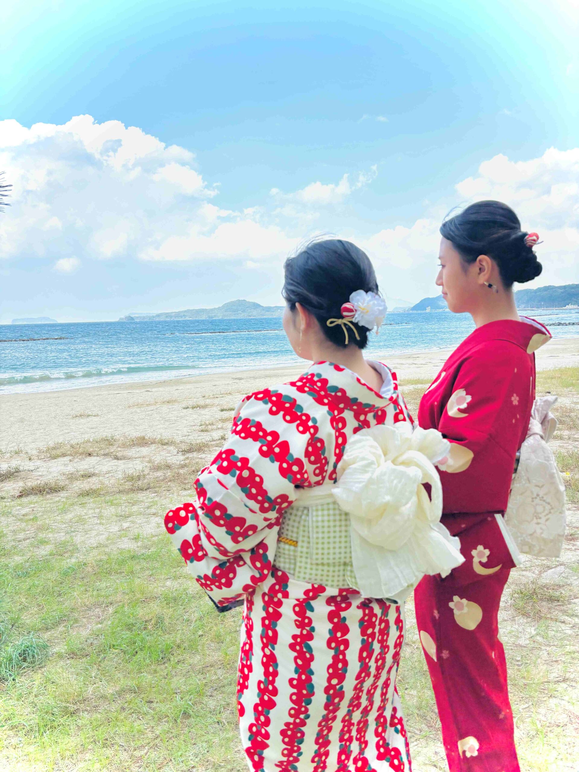 海を眺める着物姿のお嬢様