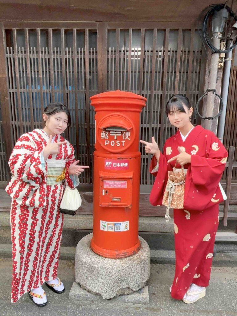 レトロなポストと着物姿のお嬢様