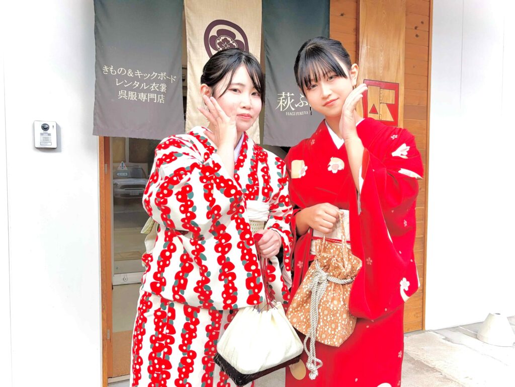 萩ふくや店舗前で 着物ポーズ