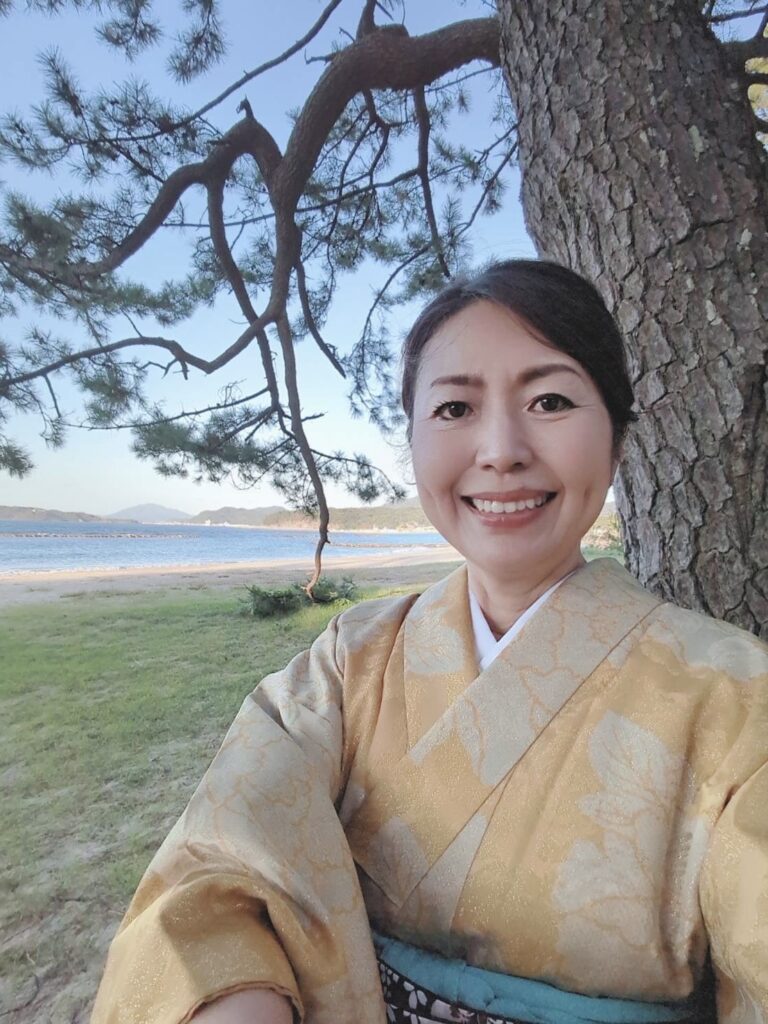 菊が浜で着物女性が写真撮影