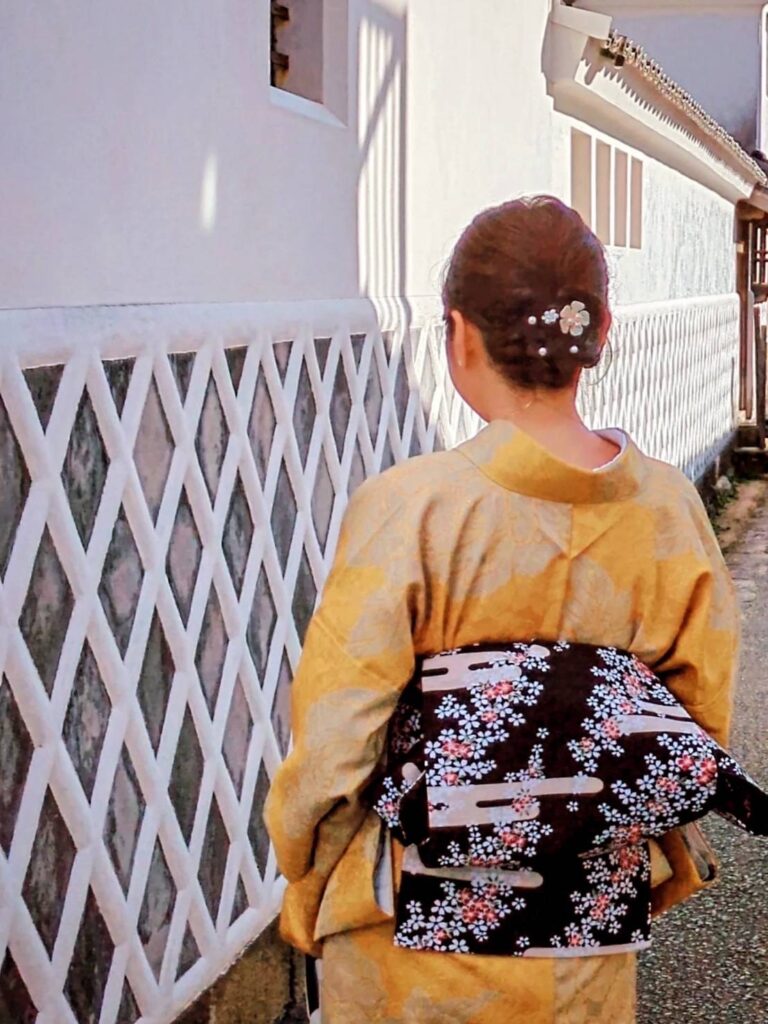 城下町と着物後ろ姿