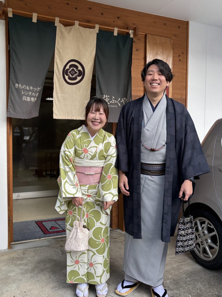 仲良しカップルの着物姿の笑顔