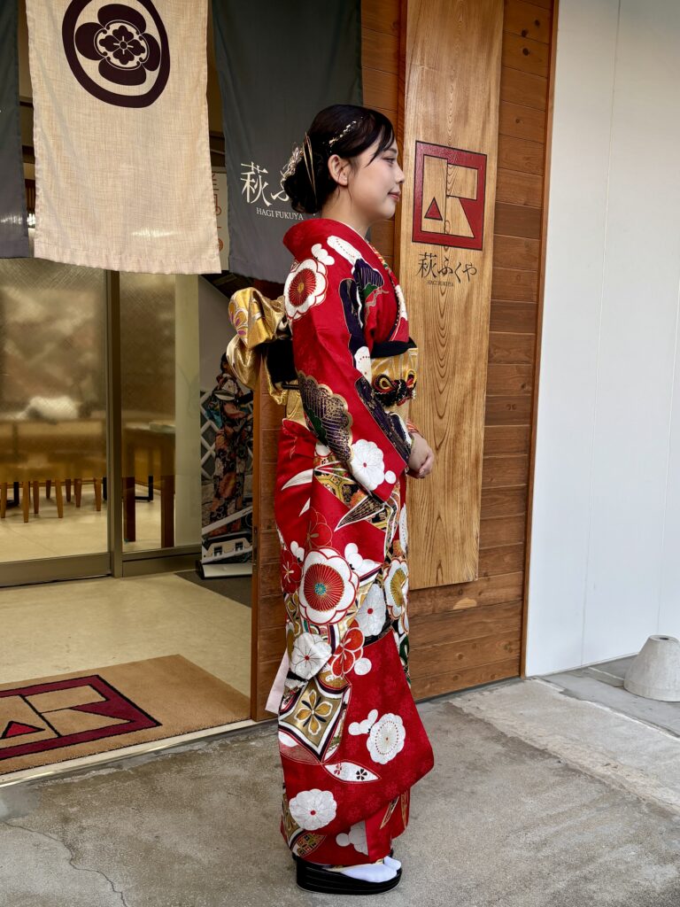 真っ赤な振袖を着て成人式前の写真どり