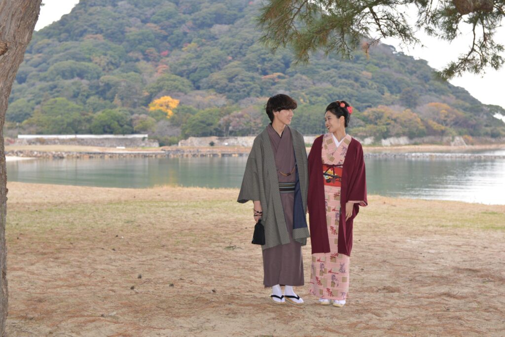 菊が浜で夫婦並んで着物姿の写真撮影
