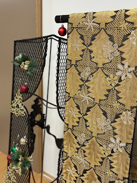 店内に飾ったクリスマスをモチーフに織られた帯とクリスマスの飾り