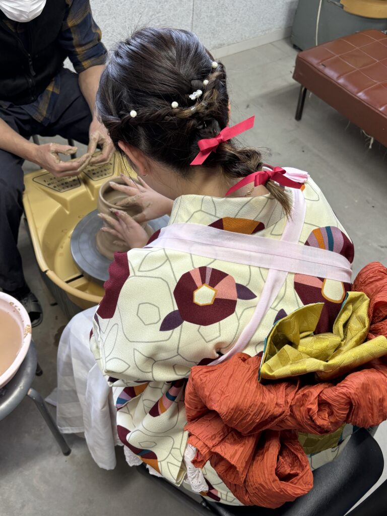 着物姿で萩焼作成中