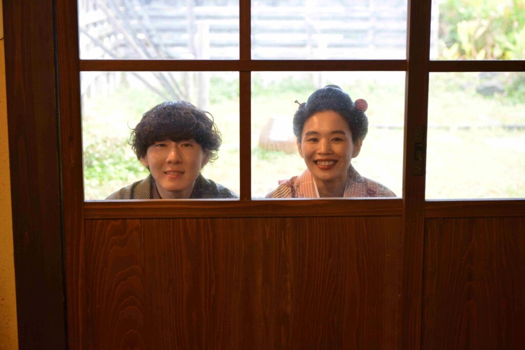 窓からお茶目にのぞき込む二人