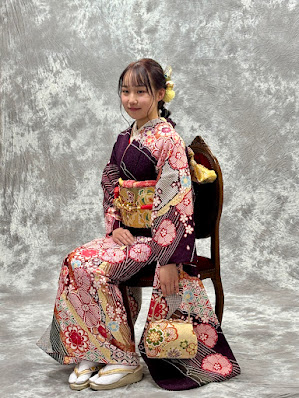 紫色の絞りの振袖が上品なお嬢さんによく似合っています。