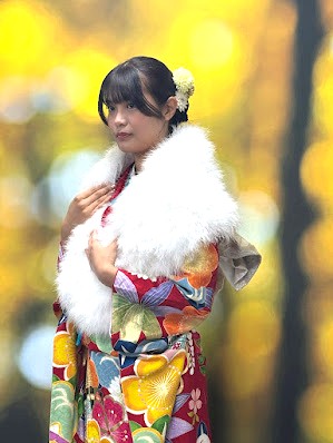 赤い着物を着て写真撮影