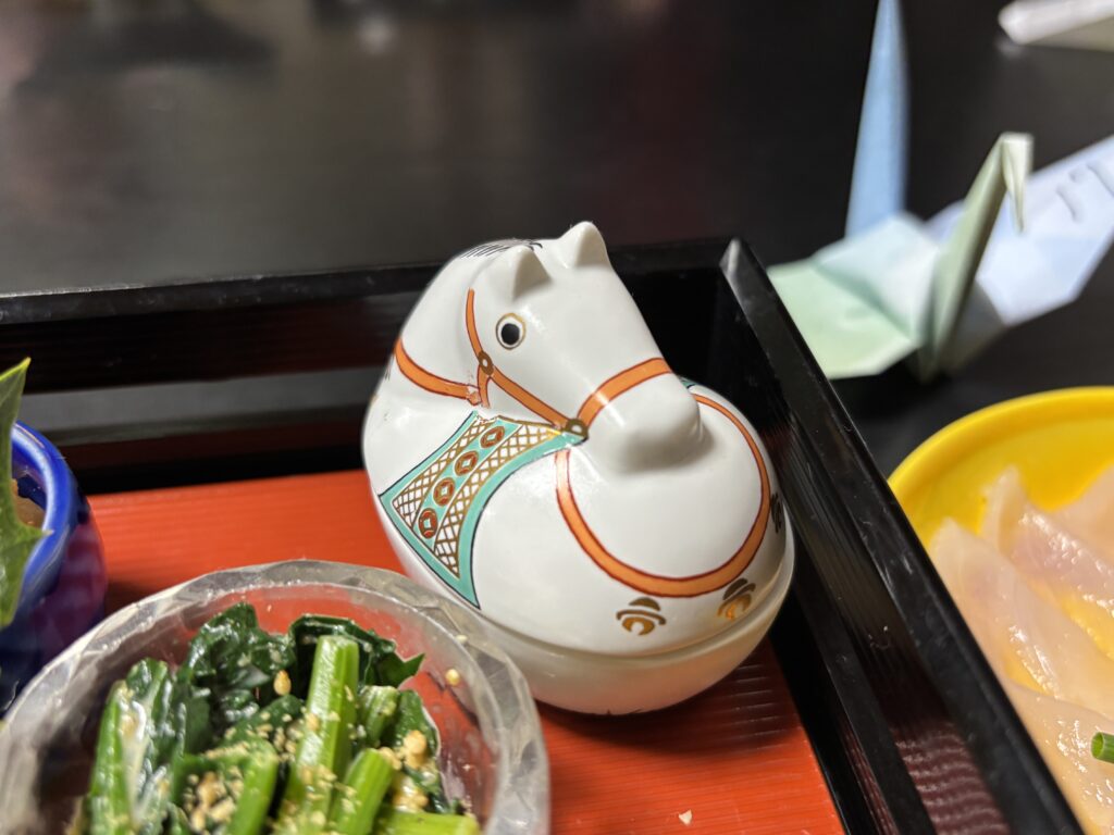 今年の干支、午の形の蓋付小鉢