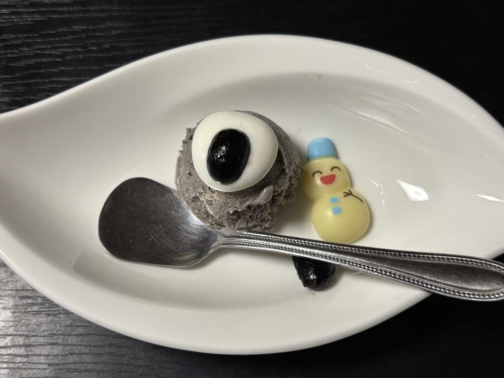 黒豆のアイスに季節に合った雪だるまを添えて