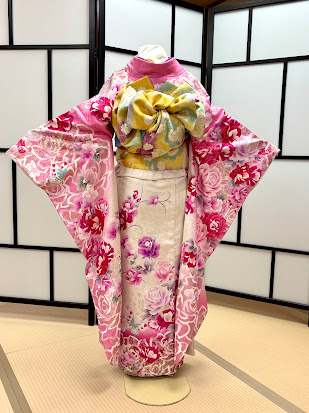 白地にピンクの振袖と黄色い帯の組み合わせ