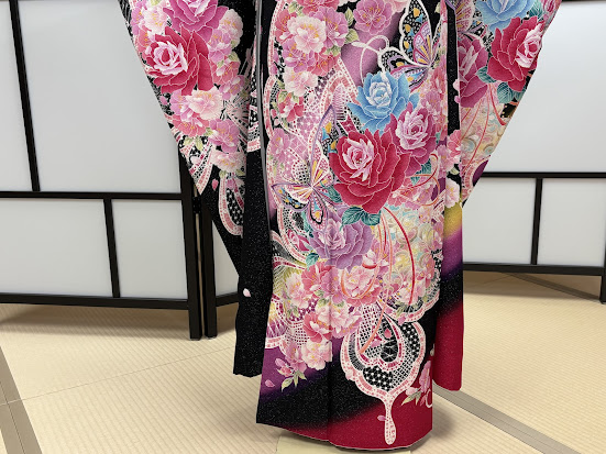 スワロフスキーも付いた黒地の振袖