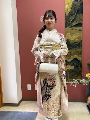 今 流行りのくすみ系の振袖