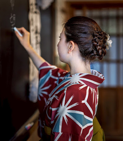 黒板に向かって授業をしている風景