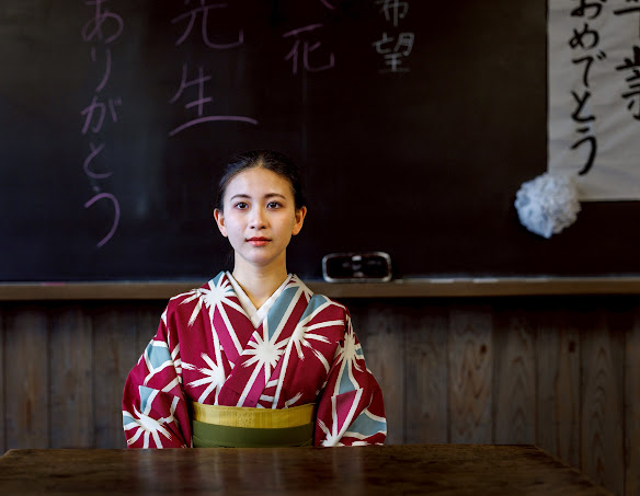 教壇の椅子に座る先生依役