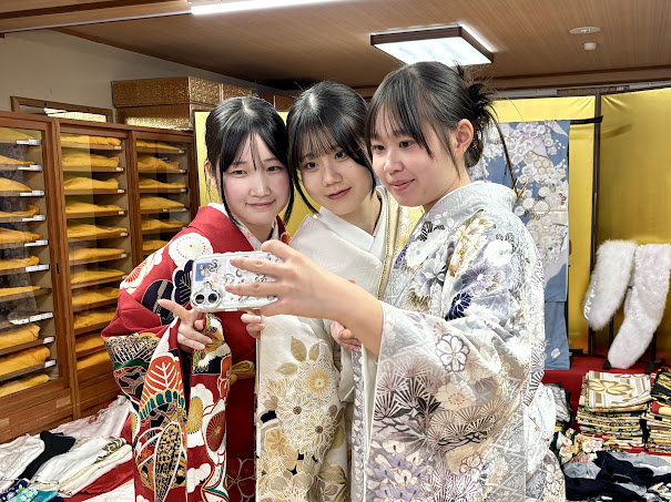 3人で振袖姿をケータイで撮影