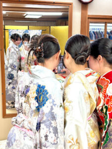 再来年 成人式予定のお嬢様の試着風景