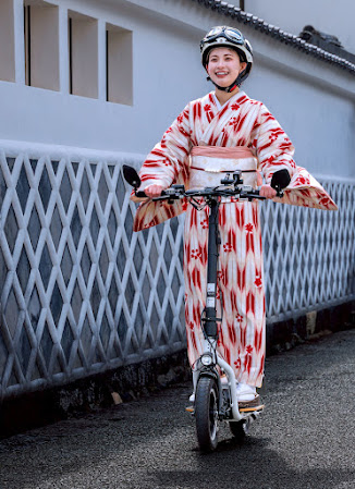 風に着物の袖をなびかせながら走る女の子