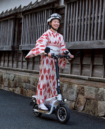 着物姿と電動キックボードというミスマッチな組み合わせが可愛い