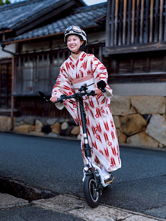 着物を着たまま電動キックボードで走る女の子