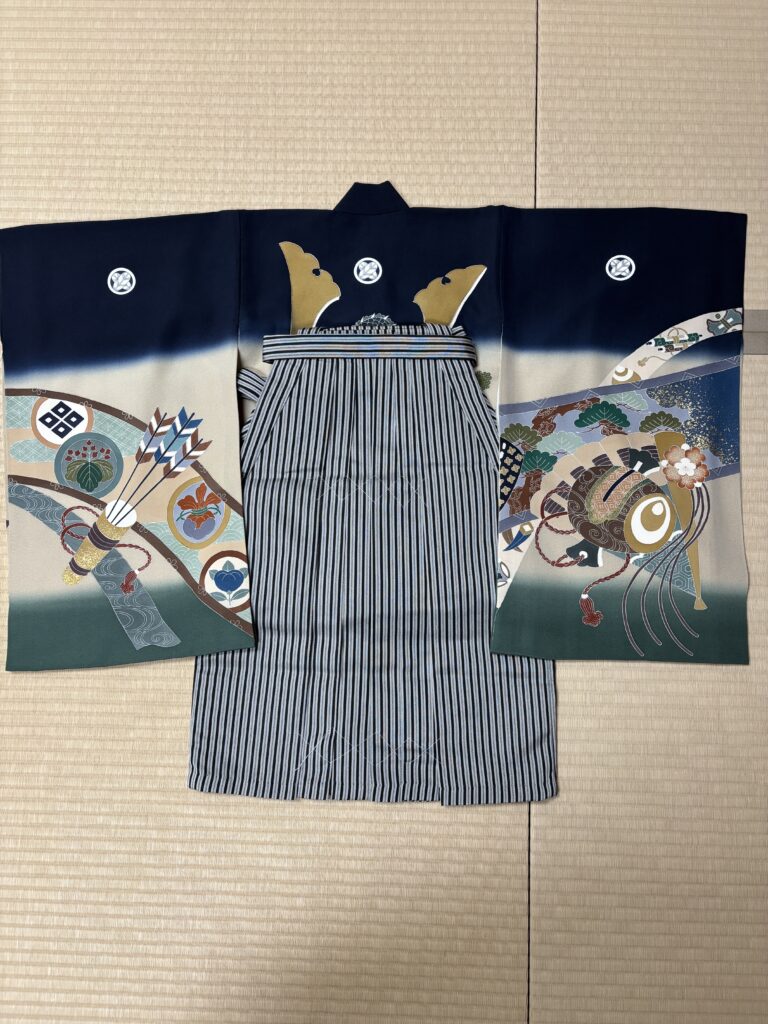 七五三用のシンプルな黒の着物にシンプルな袴