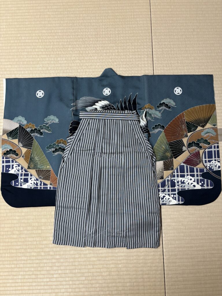 絹の着物らしい絶妙な色の着物に　凛々しい縞の袴