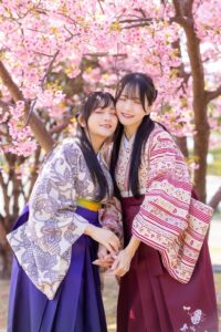 袴姿の女の子と河津桜