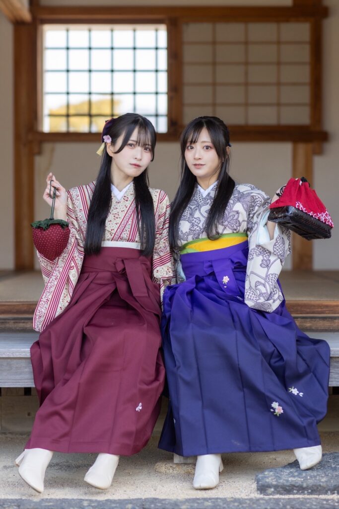 袴姿のモデルさん二人の可愛いポーズ