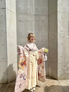 大学卒業式に袴姿で参列