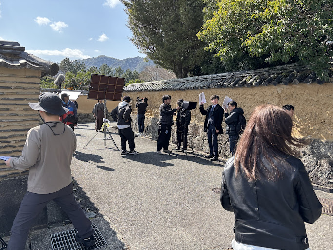 大勢のスタッフとCM撮影