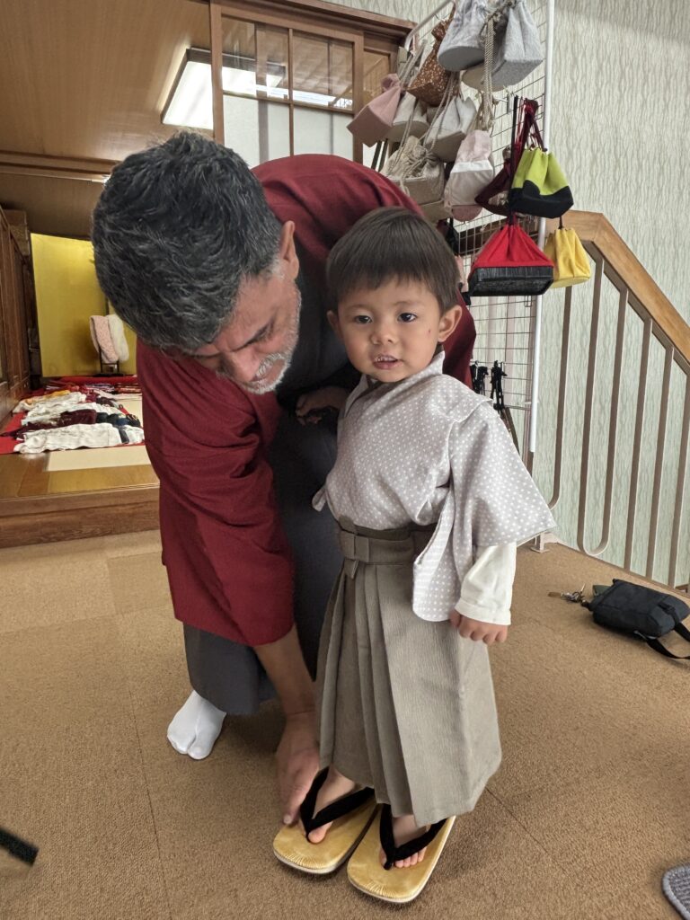 ブラジルから会いに来てくれたおじいちゃんとお孫さん。大人のゾーリを履いてみたい僕