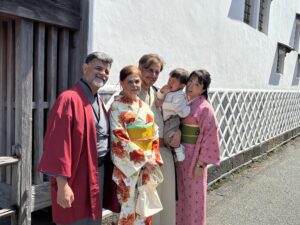 城下町でブラジルから来られたご両親に着物体験プレゼント