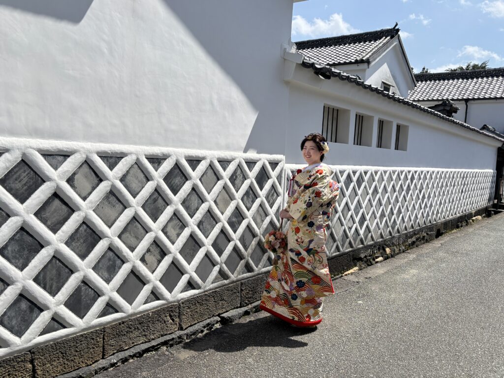 菊屋家住宅の　なまこ壁の前で花嫁さんの撮影