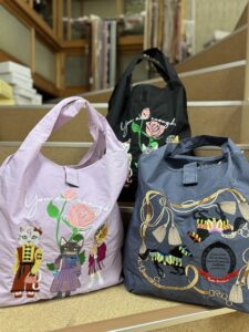 ネコ柄のナイロンバッグ