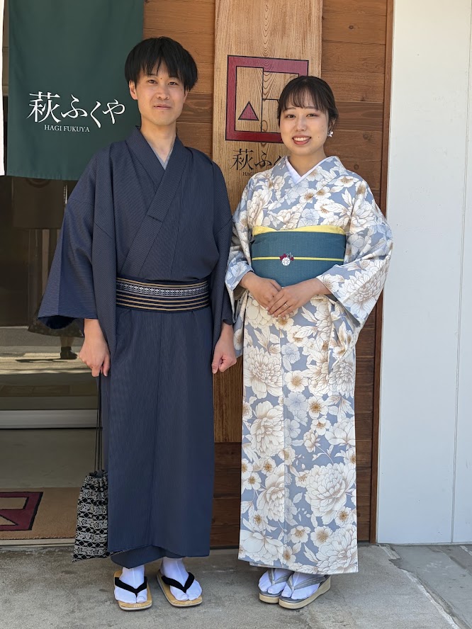 店舗前の　恒例　看板と一緒に記念写真