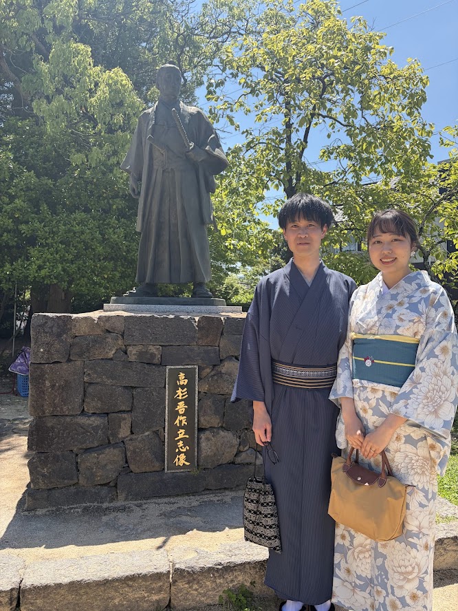 高杉晋作の銅像前で　仲良しツーショット