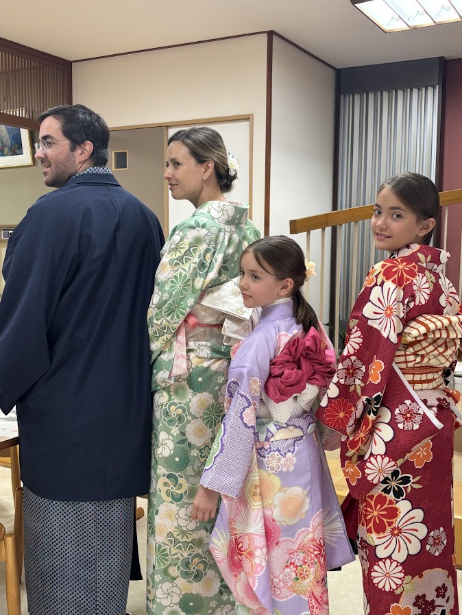 着物姿で振り向いたポーズ