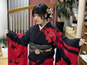赤黒のカッコいい振袖