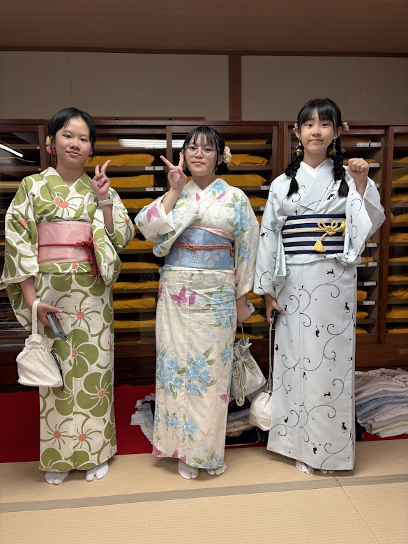 各グループに分かれて着物でポーズ
